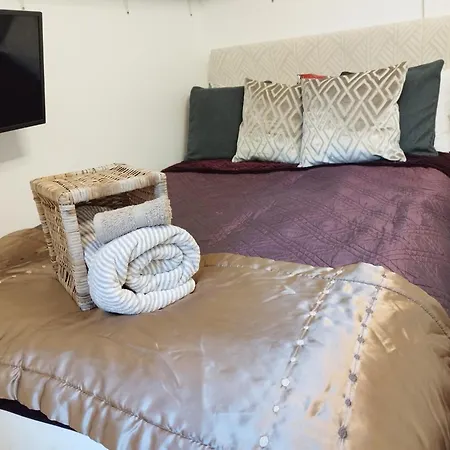 Bedsit Kitchen Washmachine Separate Entry 1Level